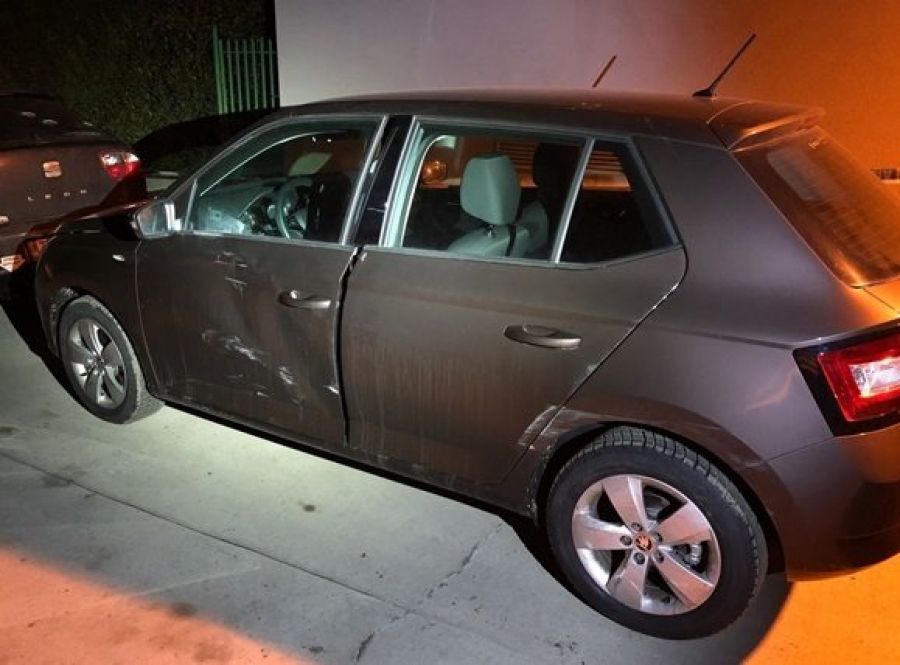 Zlodejov prichytili pri čine, pri pokuse o útek zdevastovali 2 policajné autá, jeden z nich zomrel, foto 3