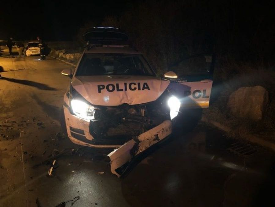 Zlodejov prichytili pri čine, pri pokuse o útek zdevastovali 2 policajné autá, jeden z nich zomrel, foto 6