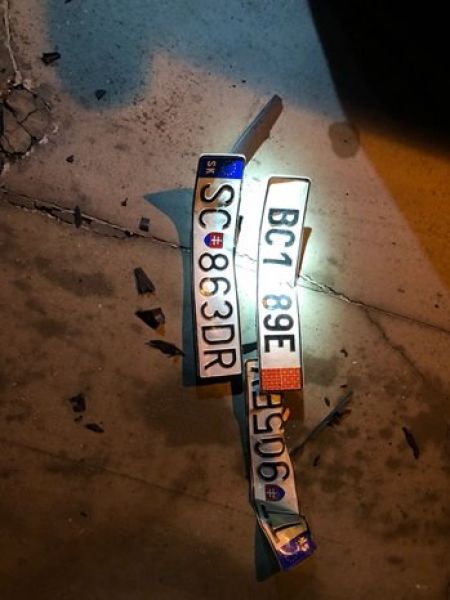 Zlodejov prichytili pri čine, pri pokuse o útek zdevastovali 2 policajné autá, jeden z nich zomrel, foto 11