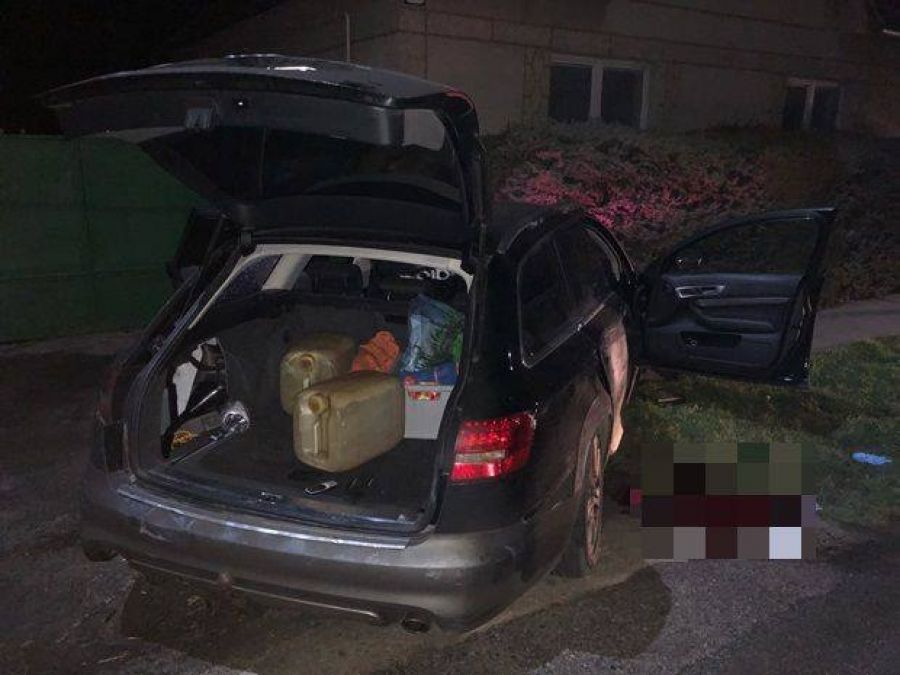 Zlodejov prichytili pri čine, pri pokuse o útek zdevastovali 2 policajné autá, jeden z nich zomrel, foto 9