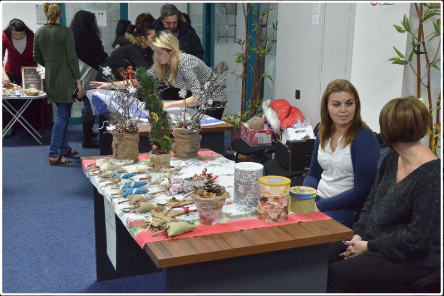 Klienti DSS v Trnavskom kraji potešili svojimi výrobkami zamestnancov TTSK na vianočných trhoch, foto 1