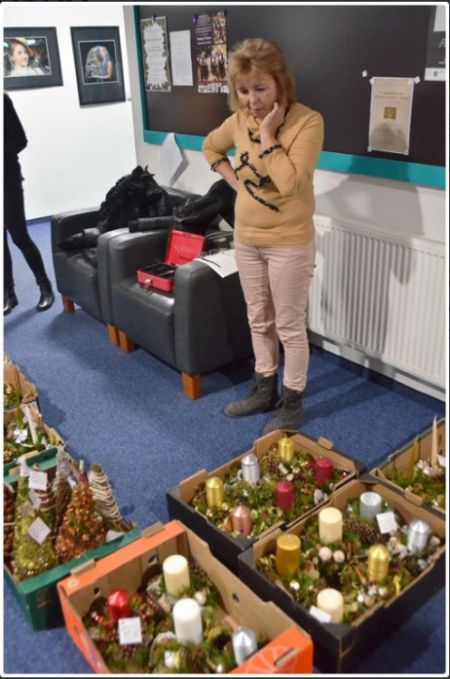 Klienti DSS v Trnavskom kraji potešili svojimi výrobkami zamestnancov TTSK na vianočných trhoch, foto 3