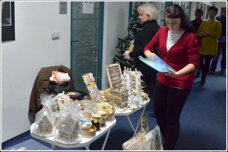 Klienti DSS v Trnavskom kraji potešili svojimi výrobkami zamestnancov TTSK na vianočných trhoch, foto 4