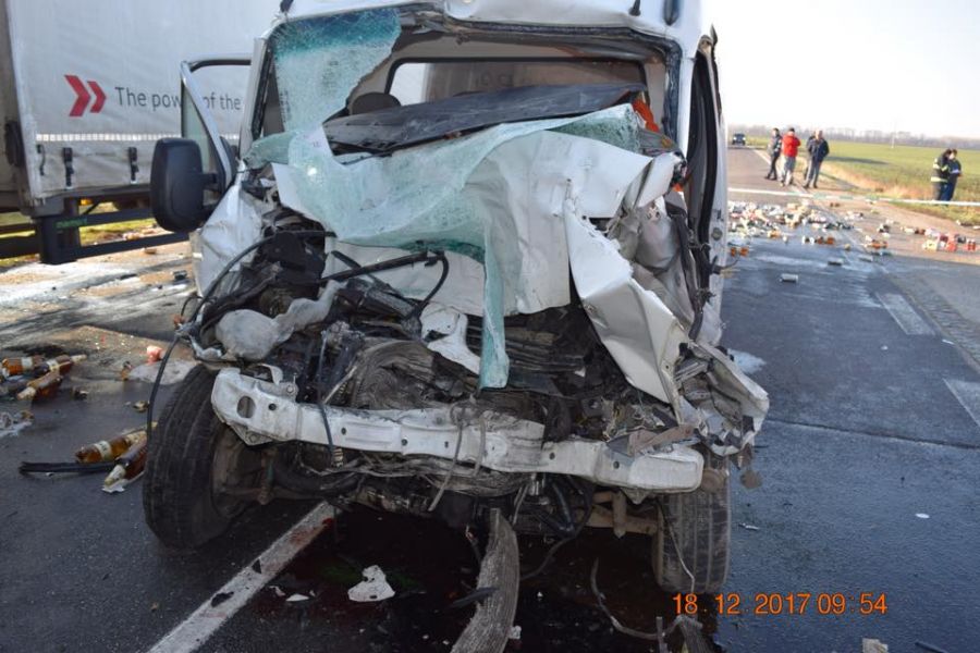 V okrese Dunajská streda sa stala tragická nehoda, zrazili sa kamión, dodávka a 2 autá, foto 1