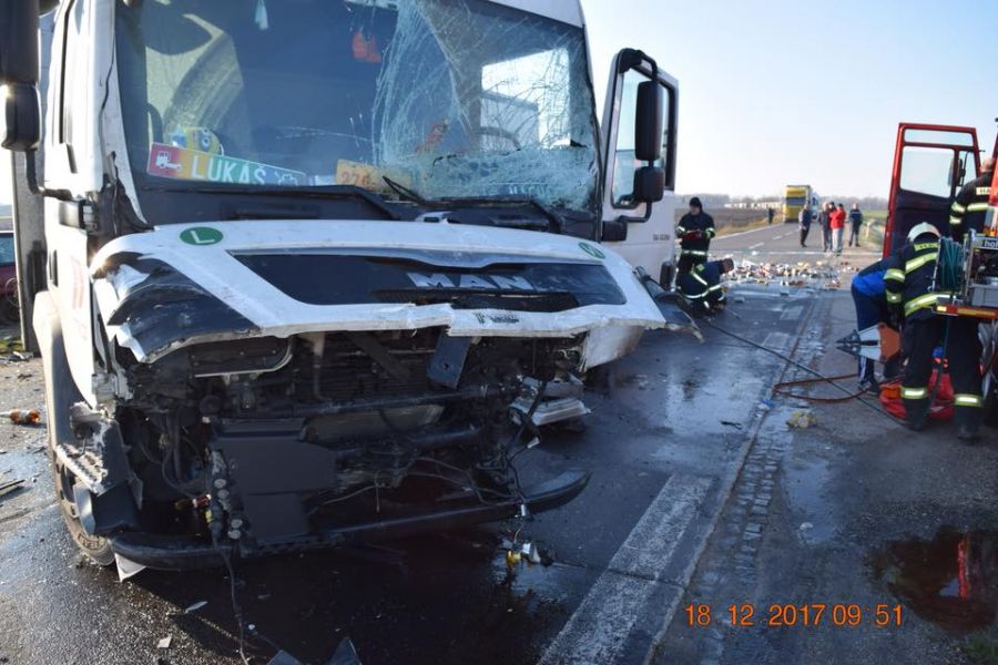 V okrese Dunajská streda sa stala tragická nehoda, zrazili sa kamión, dodávka a 2 autá, foto 2