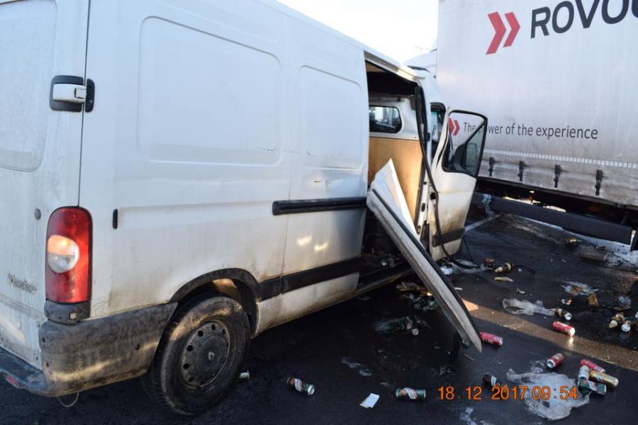 V okrese Dunajská streda sa stala tragická nehoda, zrazili sa kamión, dodávka a 2 autá, foto 3