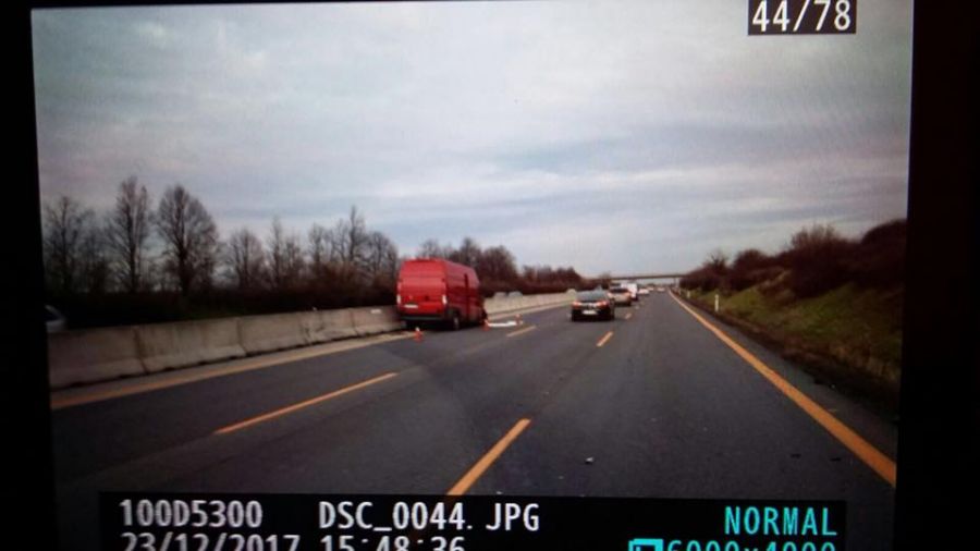 Zrážka 3 áut na diaľnici D1 sa skončila tragicky, jeden z vodičov na mieste podľahol zraneniam, foto 3