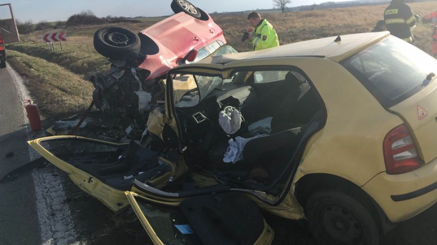 Medzi Modrou a Budmericami sa zrazili dve autá, čelná zrážka mala tragické následky, foto 2