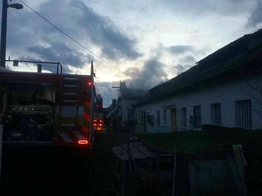 Hasiči museli zasahovať pri požiari maštale v Podbranči, majiteľovi vznikla škoda 1 000 eur, foto 1