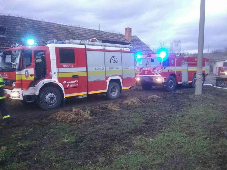 Hasiči museli zasahovať pri požiari maštale v Podbranči, majiteľovi vznikla škoda 1 000 eur, foto 2