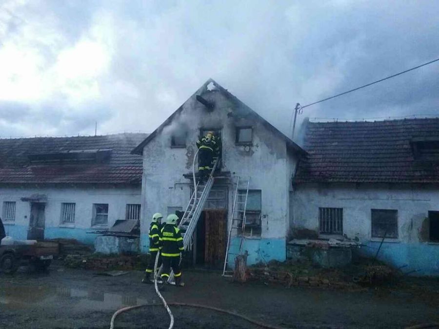 Hasiči museli zasahovať pri požiari maštale v Podbranči, majiteľovi vznikla škoda 1 000 eur, foto 3