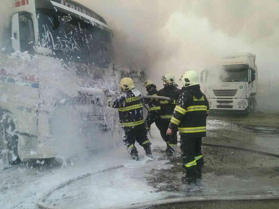 Tri kamióny horeli v sobotu 6. 1. v Sládkovičove, škoda bola vyčíslená na cca 300 000 eur, foto 1