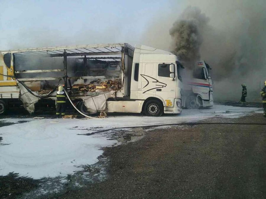 Tri kamióny horeli v sobotu 6. 1. v Sládkovičove, škoda bola vyčíslená na cca 300 000 eur, foto 2