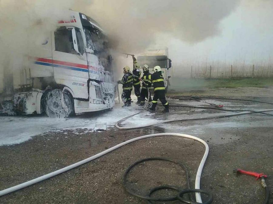 Tri kamióny horeli v sobotu 6. 1. v Sládkovičove, škoda bola vyčíslená na cca 300 000 eur, foto 3