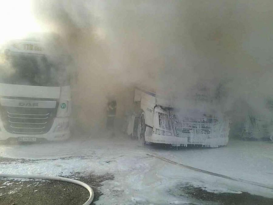 Tri kamióny horeli v sobotu 6. 1. v Sládkovičove, škoda bola vyčíslená na cca 300 000 eur, foto 4