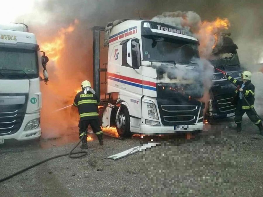 Tri kamióny horeli v sobotu 6. 1. v Sládkovičove, škoda bola vyčíslená na cca 300 000 eur, foto 5