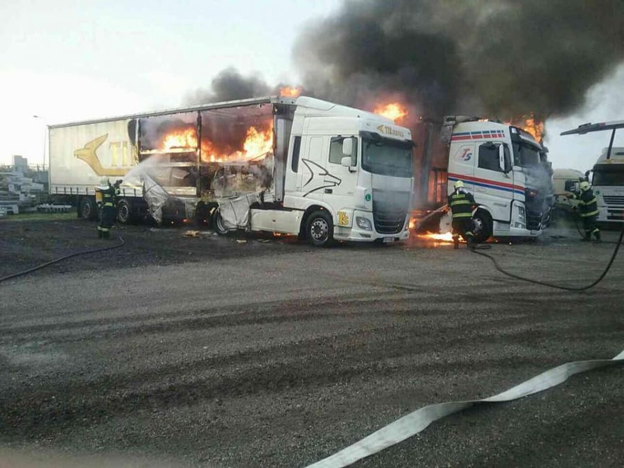 Tri kamióny horeli v sobotu 6. 1. v Sládkovičove, škoda bola vyčíslená na cca 300 000 eur, foto 7
