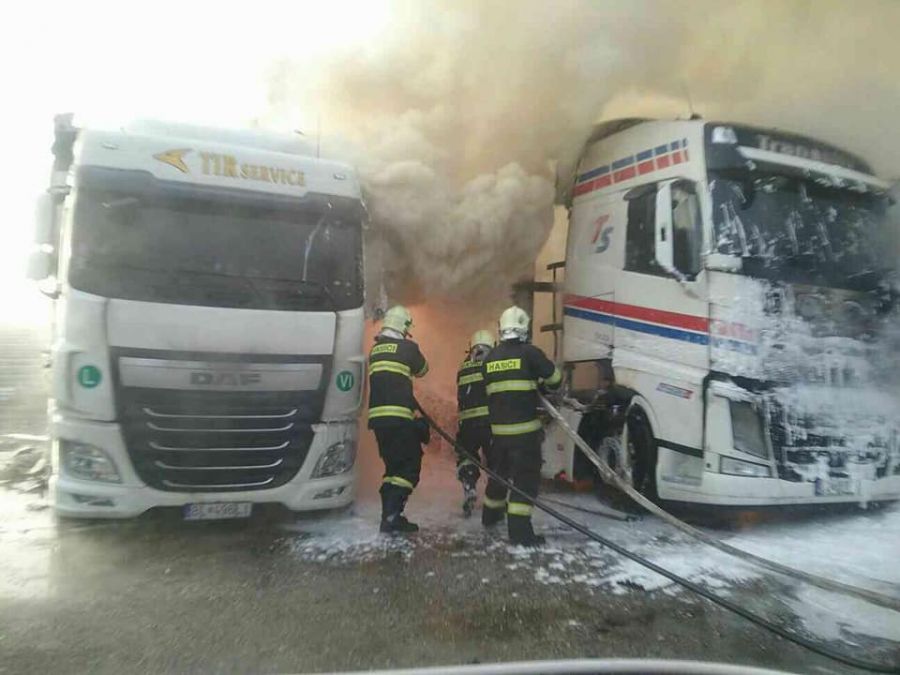 Tri kamióny horeli v sobotu 6. 1. v Sládkovičove, škoda bola vyčíslená na cca 300 000 eur, foto 8