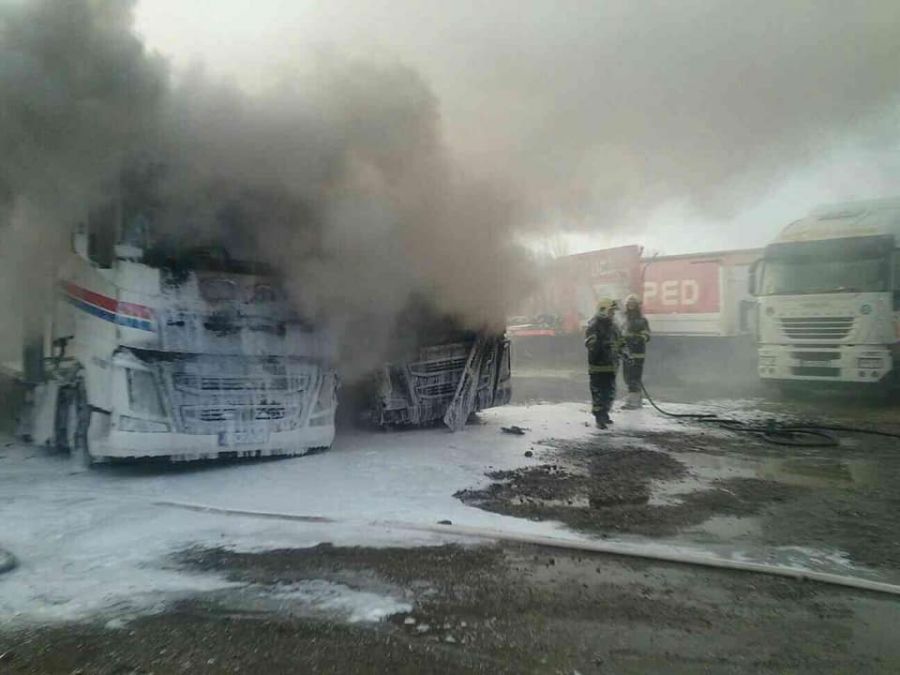 Tri kamióny horeli v sobotu 6. 1. v Sládkovičove, škoda bola vyčíslená na cca 300 000 eur, foto 9