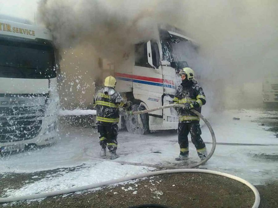 Tri kamióny horeli v sobotu 6. 1. v Sládkovičove, škoda bola vyčíslená na cca 300 000 eur, foto 10