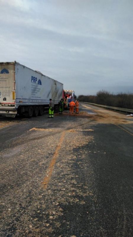 Diaľnica D1 bola dnes doobeda uzatvorená, zrážka kamióna s protiidúcimi dodávkami spôsobila zdržanie, foto 5