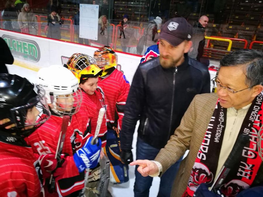 Trnavský župan a zástupca Taiwanu ocenili mladých hráčov na žiackom hokejovom turnaji, foto 1