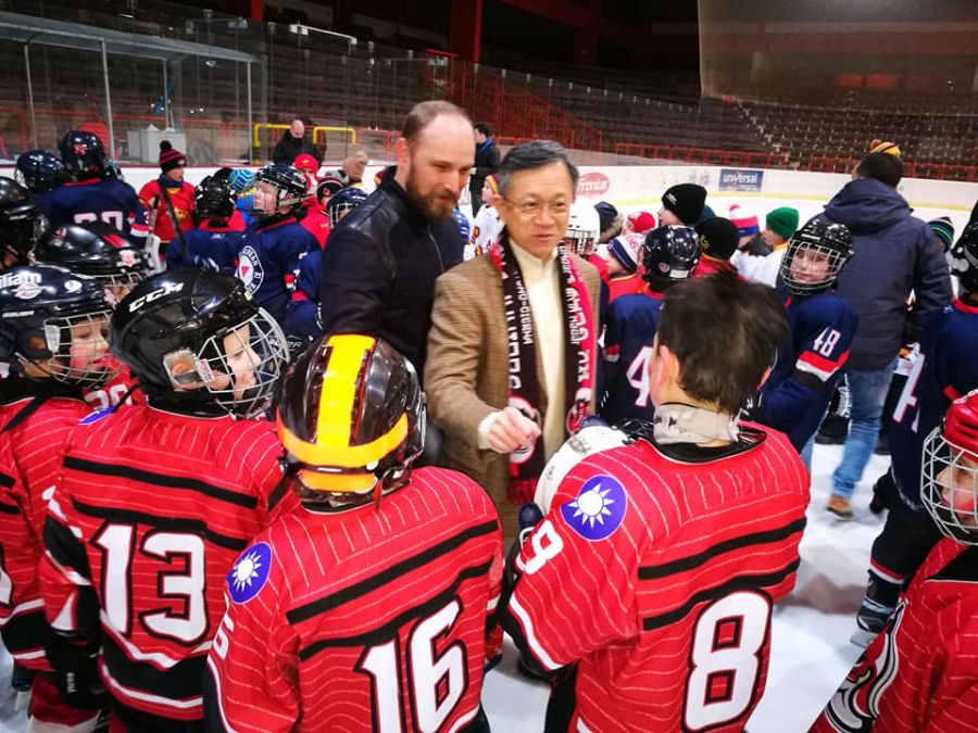 Trnavský župan a zástupca Taiwanu ocenili mladých hráčov na žiackom hokejovom turnaji, foto 3