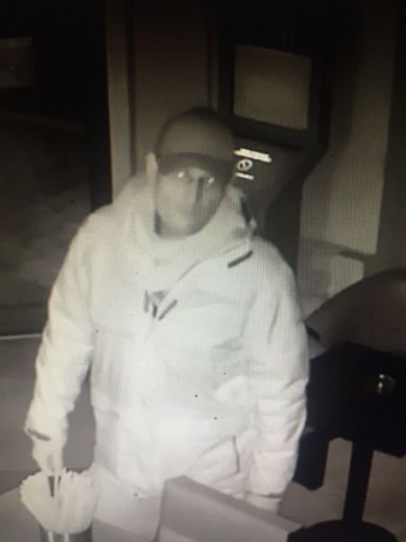 Neznámy muž kradol v herni v Hlohovci, polícia žiada verejnosť o pomoc pri jeho identifikácii, foto 1