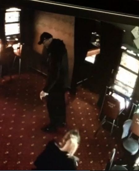 Neznámy muž kradol v herni v Hlohovci, polícia žiada verejnosť o pomoc pri jeho identifikácii, foto 2