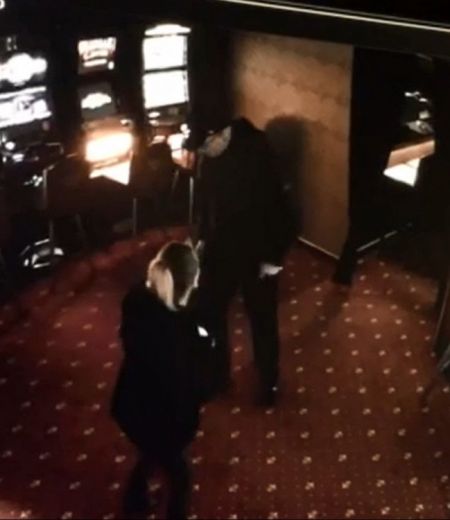 Neznámy muž kradol v herni v Hlohovci, polícia žiada verejnosť o pomoc pri jeho identifikácii, foto 3