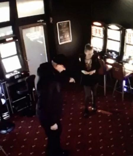 Neznámy muž kradol v herni v Hlohovci, polícia žiada verejnosť o pomoc pri jeho identifikácii, foto 5