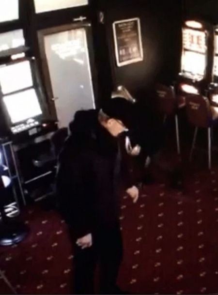 Neznámy muž kradol v herni v Hlohovci, polícia žiada verejnosť o pomoc pri jeho identifikácii, foto 6