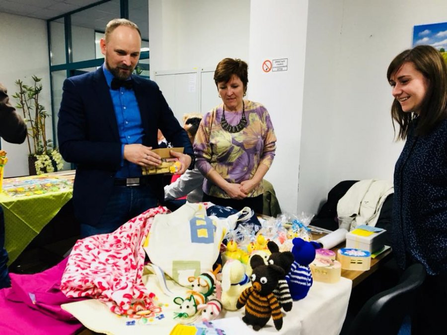 Veľkonočné trhy klientov sociálnych zariadení opäť spríjemnili atmosféru na Úrade TTSK, foto 1