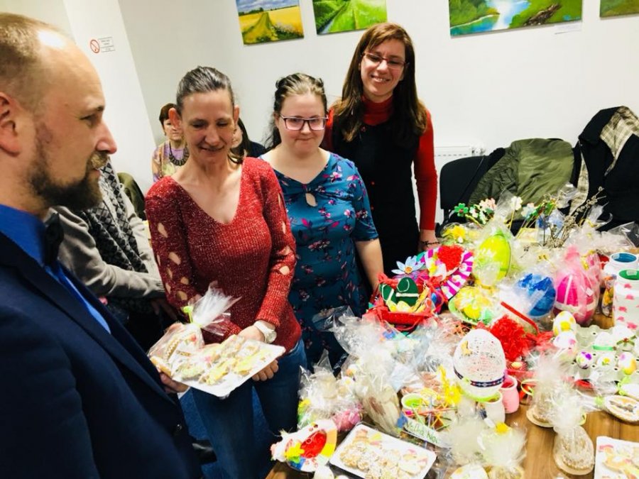 Veľkonočné trhy klientov sociálnych zariadení opäť spríjemnili atmosféru na Úrade TTSK, foto 2