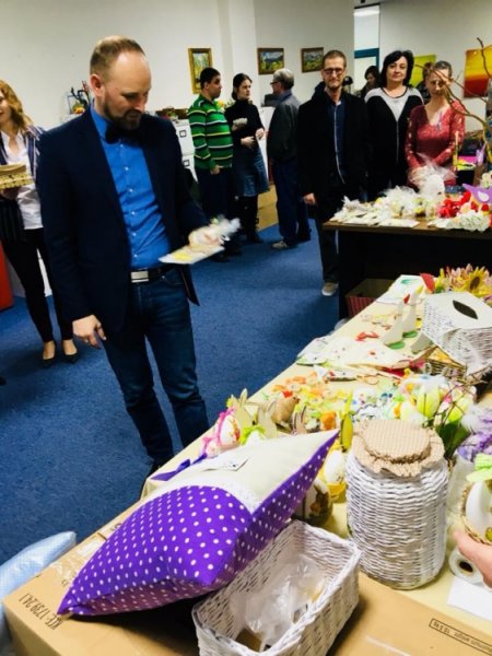 Veľkonočné trhy klientov sociálnych zariadení opäť spríjemnili atmosféru na Úrade TTSK, foto 3