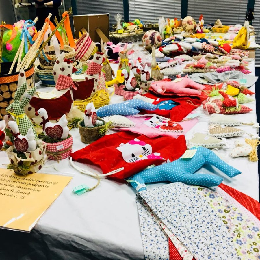 Veľkonočné trhy klientov sociálnych zariadení opäť spríjemnili atmosféru na Úrade TTSK, foto 4