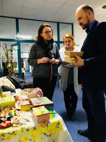 Veľkonočné trhy klientov sociálnych zariadení opäť spríjemnili atmosféru na Úrade TTSK, foto 5