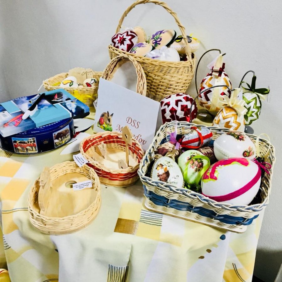 Veľkonočné trhy klientov sociálnych zariadení opäť spríjemnili atmosféru na Úrade TTSK, foto 6