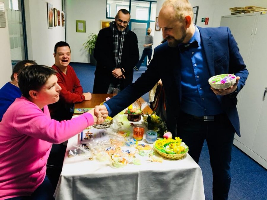 Veľkonočné trhy klientov sociálnych zariadení opäť spríjemnili atmosféru na Úrade TTSK, foto 8