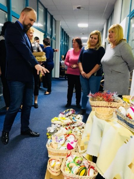 Veľkonočné trhy klientov sociálnych zariadení opäť spríjemnili atmosféru na Úrade TTSK, foto 9