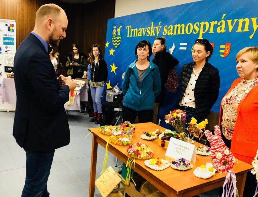 Veľkonočné trhy klientov sociálnych zariadení opäť spríjemnili atmosféru na Úrade TTSK, foto 10
