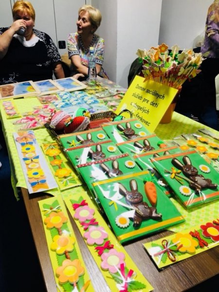 Veľkonočné trhy klientov sociálnych zariadení opäť spríjemnili atmosféru na Úrade TTSK, foto 12