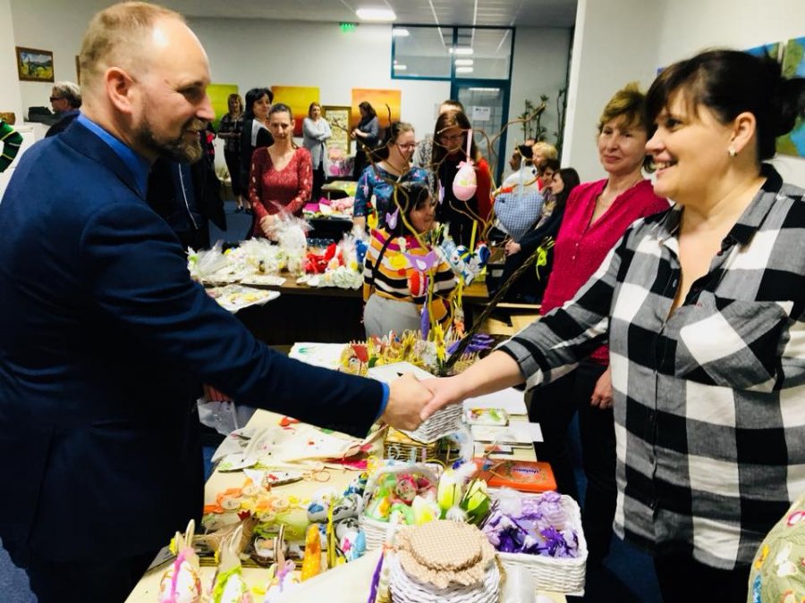 Veľkonočné trhy klientov sociálnych zariadení opäť spríjemnili atmosféru na Úrade TTSK, foto 13