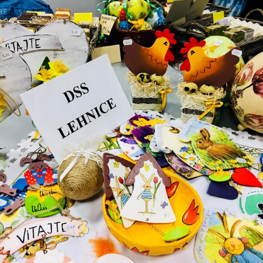 Veľkonočné trhy klientov sociálnych zariadení opäť spríjemnili atmosféru na Úrade TTSK, foto 18