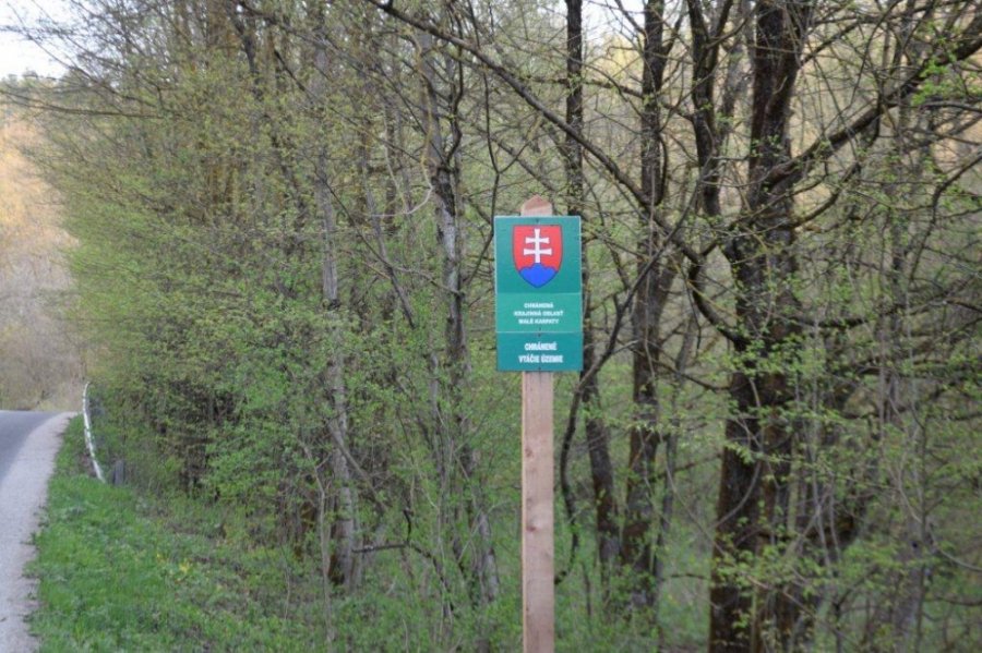 V CKO sú motorky a autá zakázané, trnavskí policajti v Malých Karpatoch zadržali až 10 vodičov, foto 2