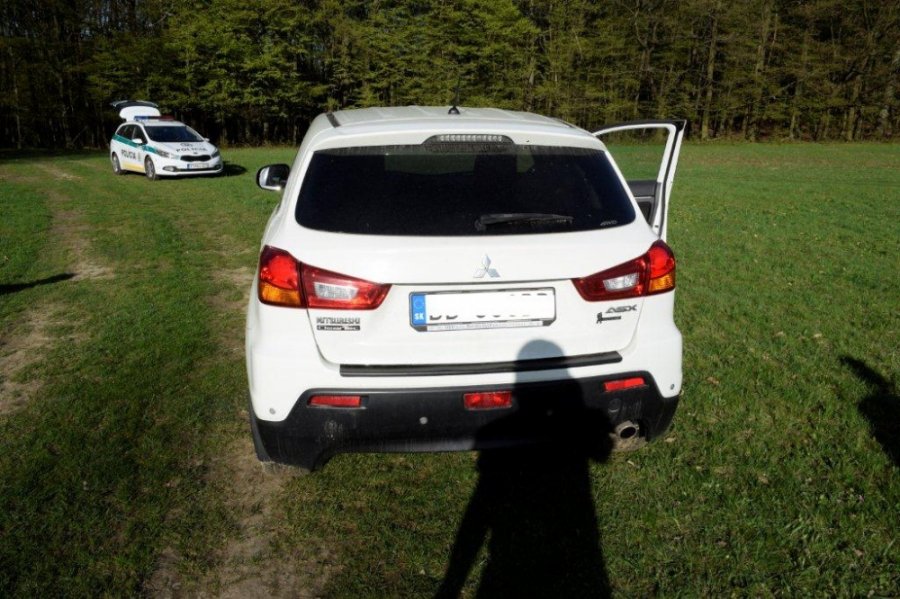 V CKO sú motorky a autá zakázané, trnavskí policajti v Malých Karpatoch zadržali až 10 vodičov, foto 4