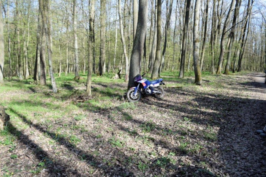 V CKO sú motorky a autá zakázané, trnavskí policajti v Malých Karpatoch zadržali až 10 vodičov, foto 6