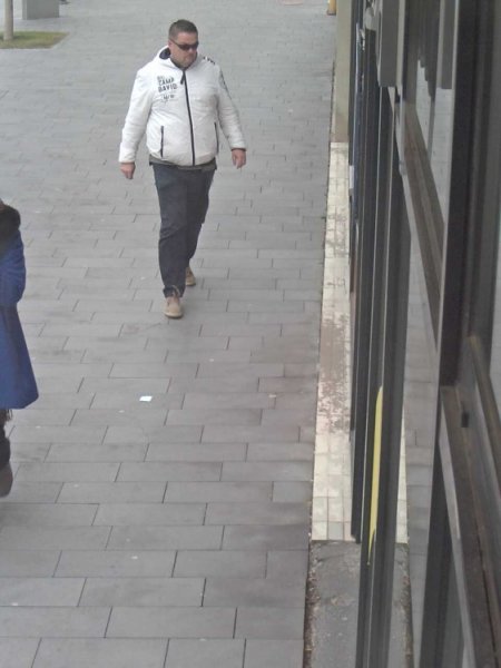 Policajti pátrajú po mužovi na fotografiách, žiadajú verejnosť o pomoc pri identifikácii, foto 1