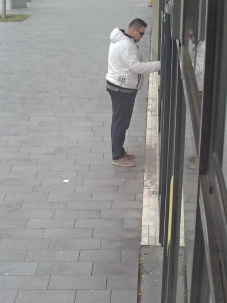 Policajti pátrajú po mužovi na fotografiách, žiadajú verejnosť o pomoc pri identifikácii, foto 2