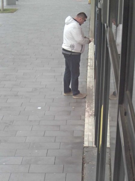 Policajti pátrajú po mužovi na fotografiách, žiadajú verejnosť o pomoc pri identifikácii, foto 3